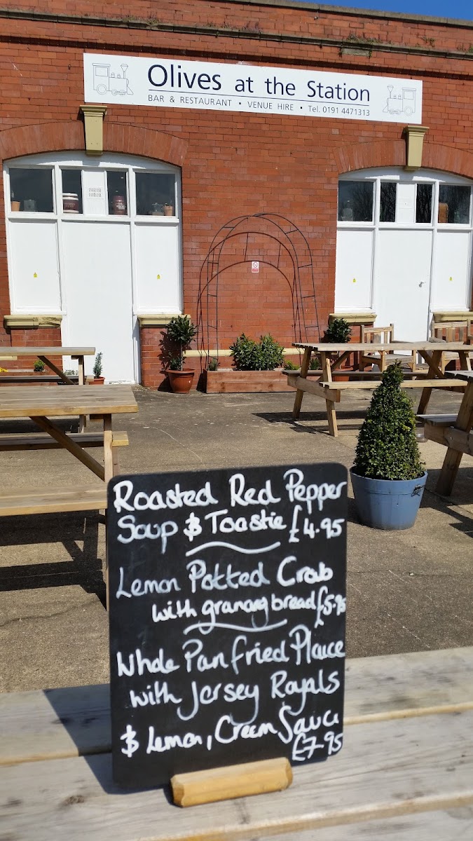 Menu Dil And The Bear At The Station-7